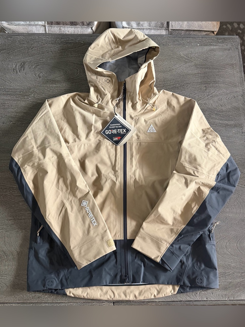 Nike ACG Misery Ridge GORE-TEX Two-Tone Beige & Dark Gray Jacket